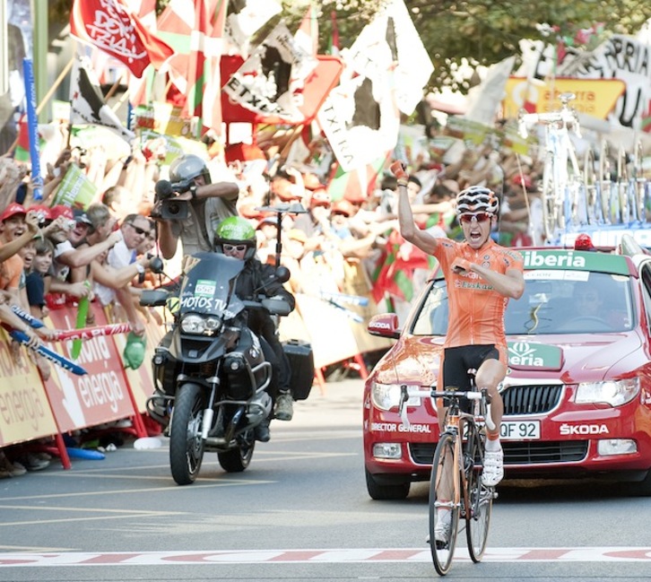Igor Antón entra en la meta de Bilbo en la Vuelta de 2011. (Jon HERNÁEZ / ARGAZKI PRESS)