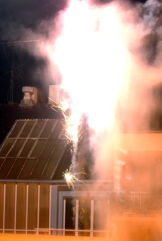 La utilización de tracas y petardos para despedir el año es habitual. (Gorka RUBIO/ARGAZKI PRESS)