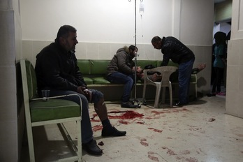 Heridos en los ataques de Qamishli esperan a ser atendidos en el hospital de Alkalima. (Delil SOULEIMAN/AFP) 