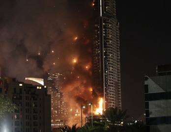 El incendio de Dubai ha dejado imágenes espectaculares. (Karim SAHIB/AFP)
