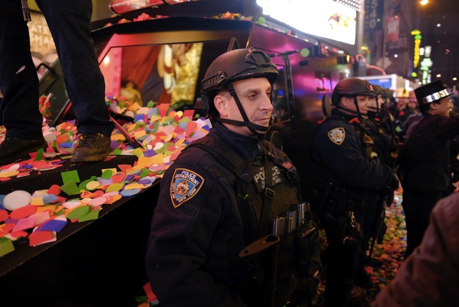 Policías entre confetis en en Times Square, Nueva York. (EDUARDO MUÑOZ / AFP) 