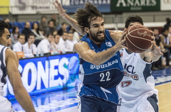 Primera victoria en Ilunbe para Gipuzkoa Basket. (Jagoba MANTEROLA / ARGAZKI PRESS)