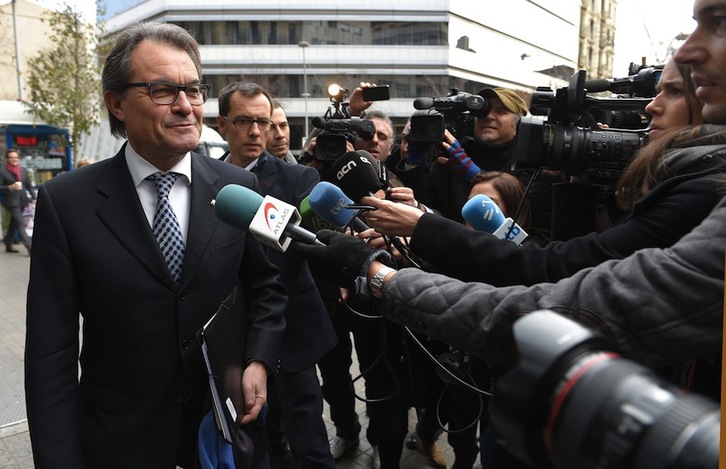 Artur Mas atiende a los medios a su llegada a la reunión de la Ejecutiva de CDC. (Lluis GENE/AFP)
