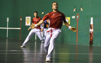 Aimar Olaizolak pilota astintzen du Beotibarren. (Andoni CANELLADA / ARGAZKI PRESS)
