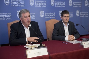 Aritz Romeo, concejal de Seguridad Ciudadana, en una comparecencia junto al alcalde. (Iñigo URIZ / ARGAZKI PRESS)