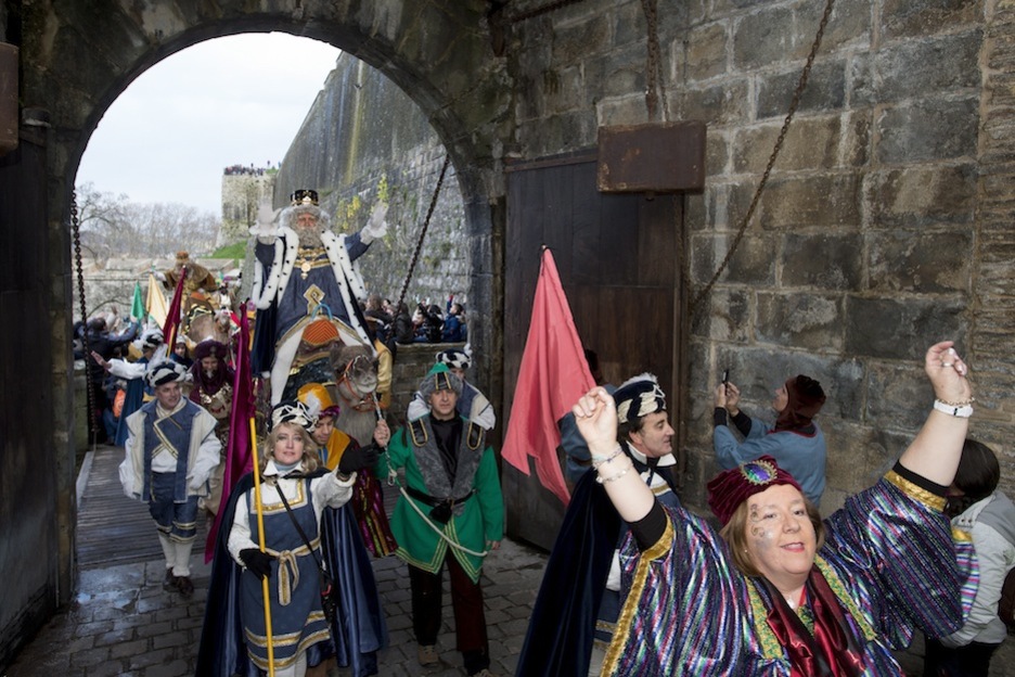 Los Reyes Magos atraviesan las murallas de Iruñea. (Iñigo URIZ / ARGAZKI PRESS)