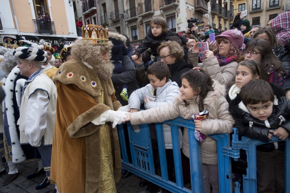 Gaspar saluda a unos niños en la Plaza Consistorial de Iruñea. (Iñigo URIZ / ARGAZKI PRESS) 
