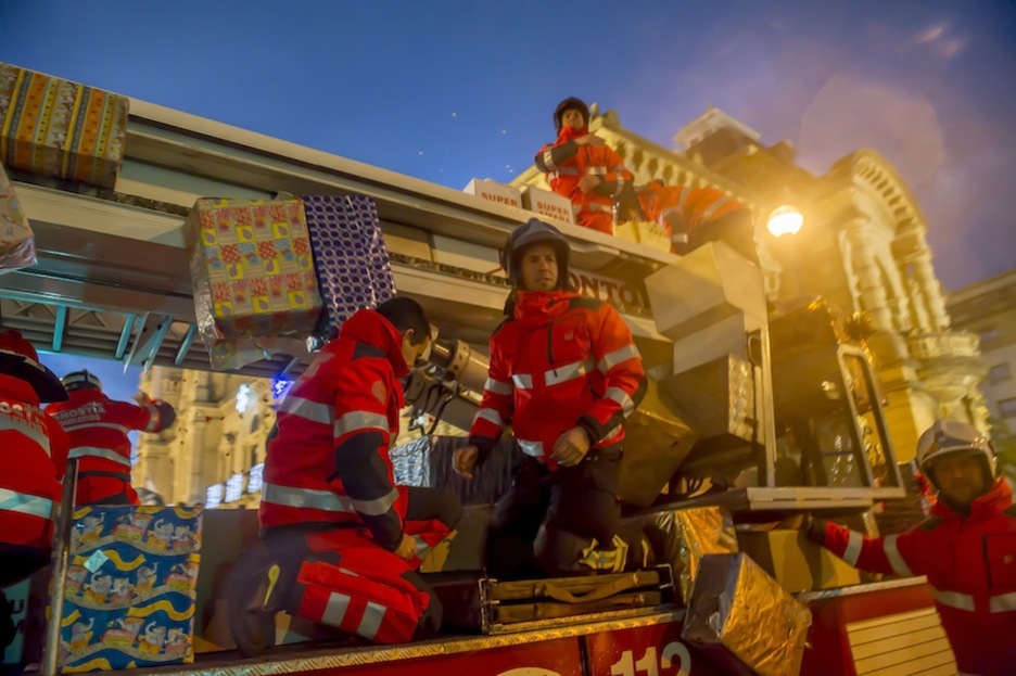 Los bomberos han desfilado en Donostia. (Juan Carlos RUIZ / ARGAZKI PRESS)