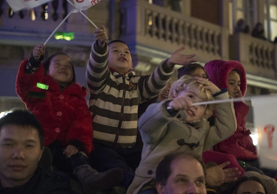 Ilusión en los más pequeños.  (Monika DEL VALLE / ARGAZKI PRESS)