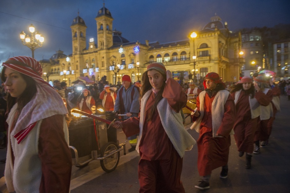 Parte de la comitiva real en Donostia.  (Juan Carlos RUIZ / ARGAZKI PRESS)