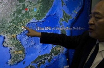  Kuo Kai-wen, director de Centro Sismológico de Taiwán, indica el lugar en el que Pyongyang ha realizado la prueba nuclear. (Sam YEH/AFP)
