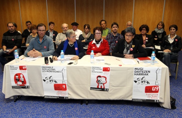 Hautetsien ordezkaritza batek Baionan egin du agerraldia. (Bob EDME)