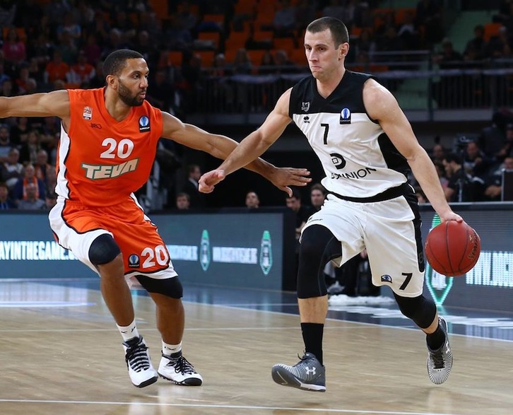 Un momento del partido ante el Ratiopharm Ulm. (@CDBILBAOBASKET)