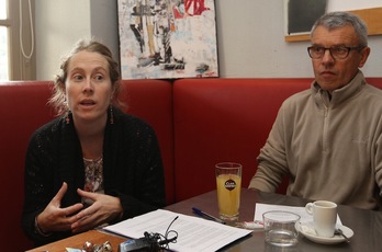 Emilie Martin eta Claude Larrieu, Bagoaz plataformako kideak, gaurko agerraldian. (Bob EDME)