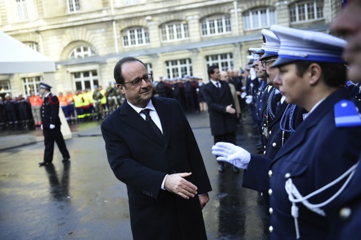 Hollande pasa revista durante el acto de recuerdo en el aniversario del ataque a ‘Charlie Hebdo’. (MARTIN BUREAU / AFP)