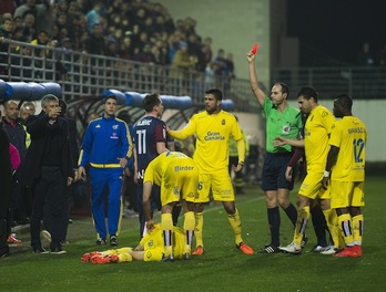 El árbitro muestra la tarjeta roja al bosnio Hajrovic. (Marisol RAMÍREZ / ARGAZKI PRESS) 