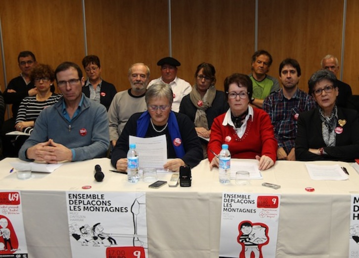 Hautetsien ordezkaritza batek agerraldia egin zuen Baionan herenegun. (Bob EDME)