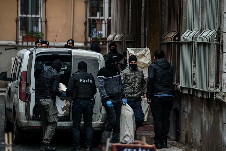 Policías turcos, ante la sede del HDP. (Ozan KOSE/AFP) 