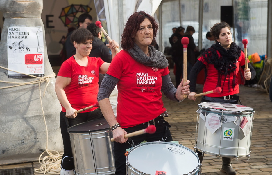 Batukada Areatzako karpatik irtetzen. (Luis JAUREGIALTZO / ARGAZKI PRESS)