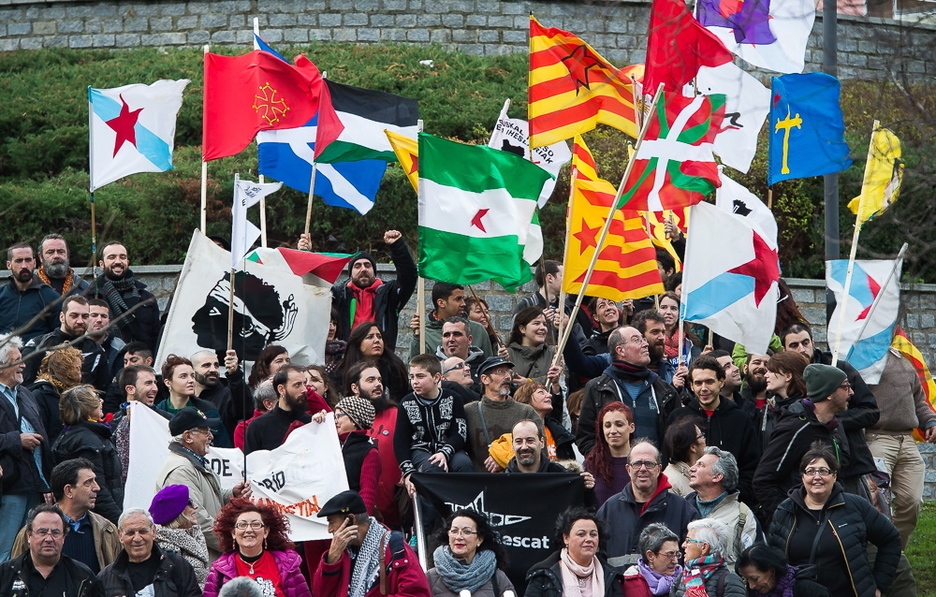 Euskal Herriaren Lagunak Askapena eta Etxerat elkarteko kideei sostengua agertu diote. (Luis JAUREGIALTZO / ARGAZKI PRESS)