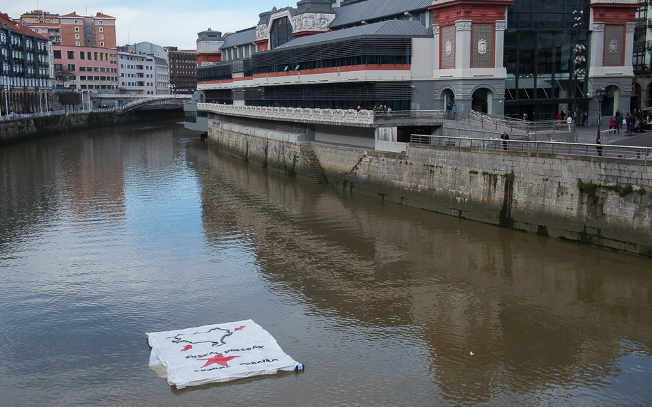 Presoen etxeratzearen aldeko pankarta Bilboko ibaian. (Luis JAUREGIALTZO / ARGAZKI PRESS)