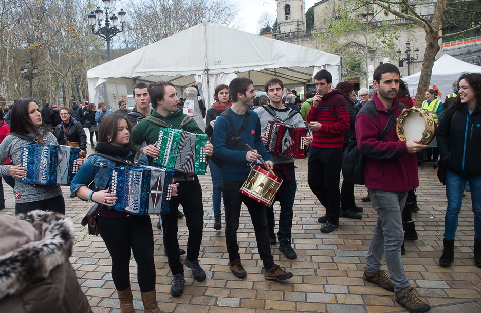Trikitilariak Areatzako karpa girotzen. (Luis JAUREGIALTZO / ARGAZKI PRESS)