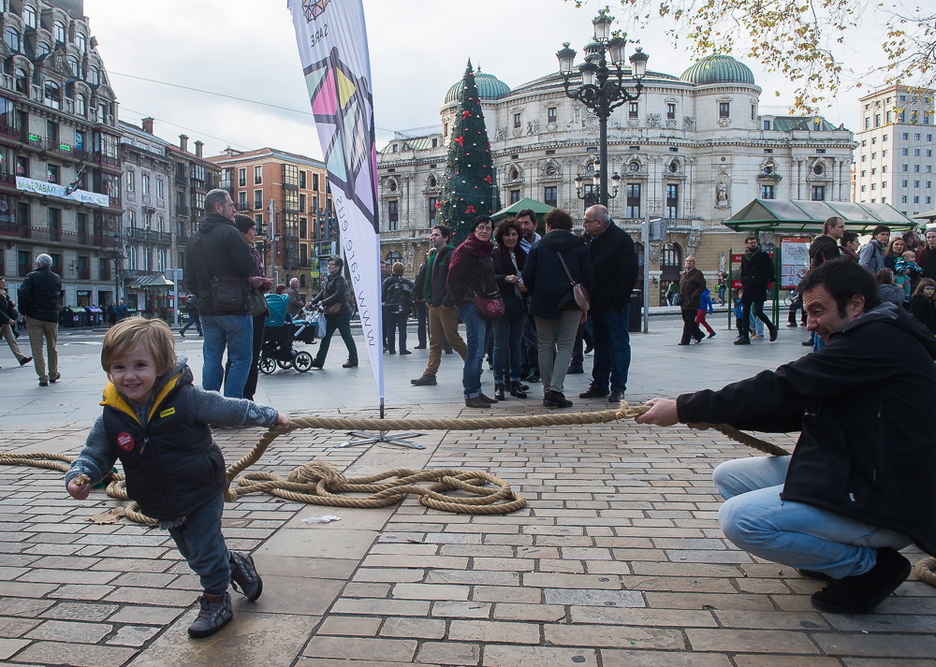 Umeak Areatzako karpan. (Luis JAUREGIALTZO / ARGAZKI PRESS)