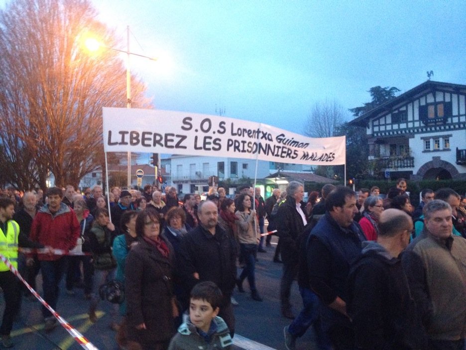 Lorentxa Guimonen aldeko pankarta ere izan da manifestazioan. (@Kazetaeus)