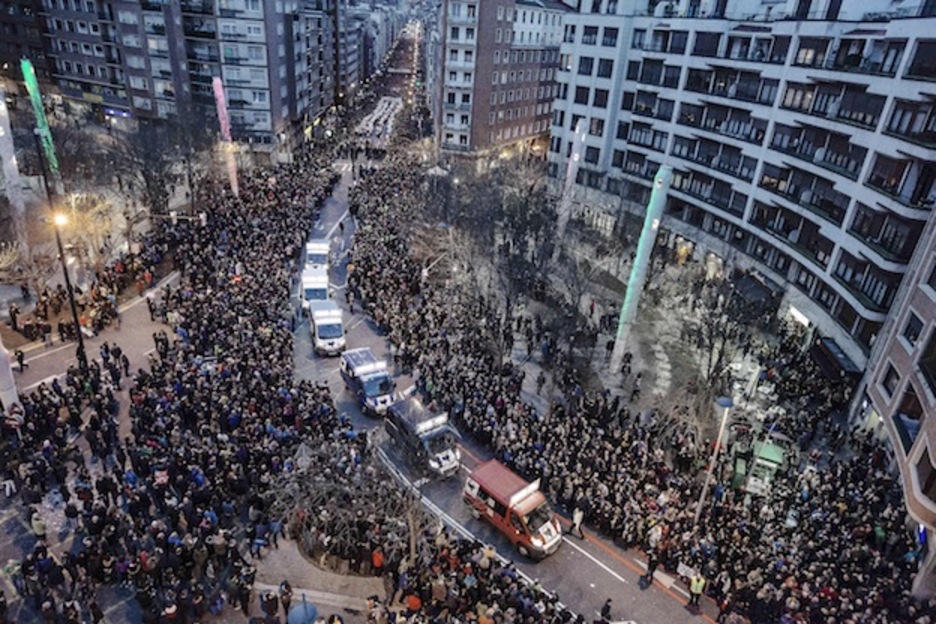 Las furgonetas de Mirentxin, a su paso por Zabalburu. (ARGAZKI PRESS) Las furgonetas de Mirentxin, a su paso por Zabalburu. (ARGAZKI PRESS)