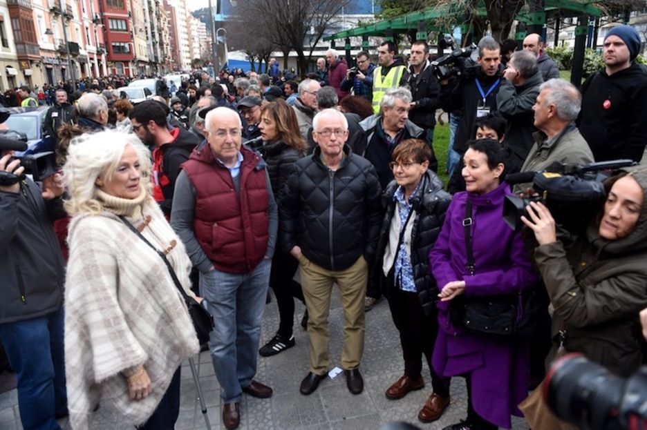 Algunos de los portadores de la pancarta charlan antes del inicio. (ARGAZKI PRESS) Algunos de los portadores de la pancarta charlan antes del inicio. (ARGAZKI PRESS)