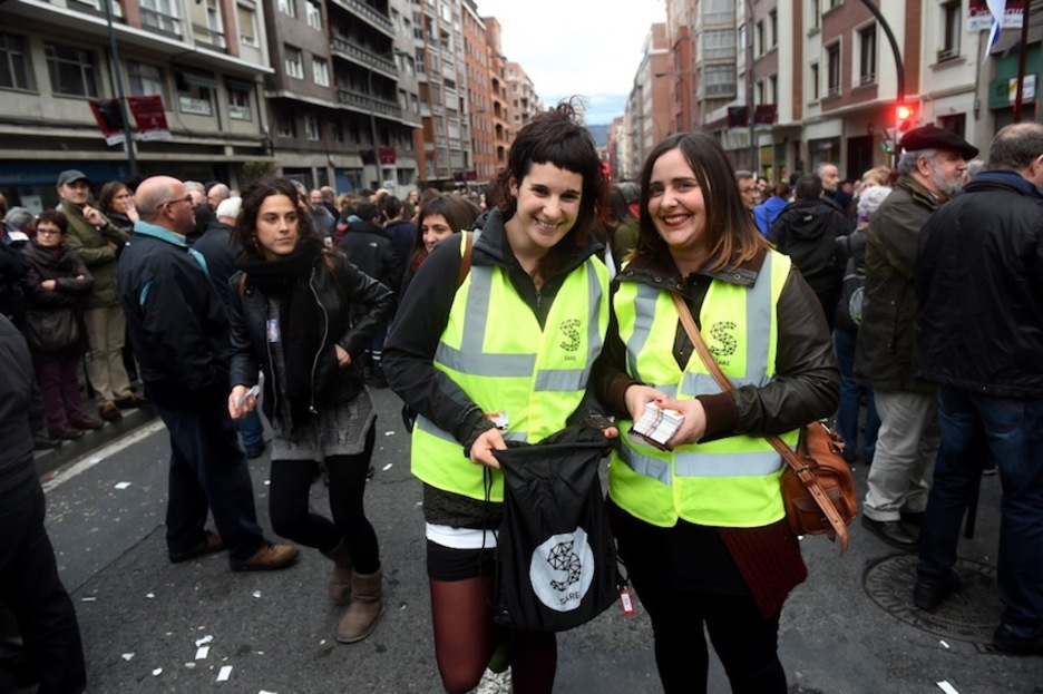 Dos voluntarias recaudan dinero para sufragar los gastos. (ARGAZKI PRESS) Dos voluntarias recaudan dinero para sufragar los gastos. (ARGAZKI PRESS)