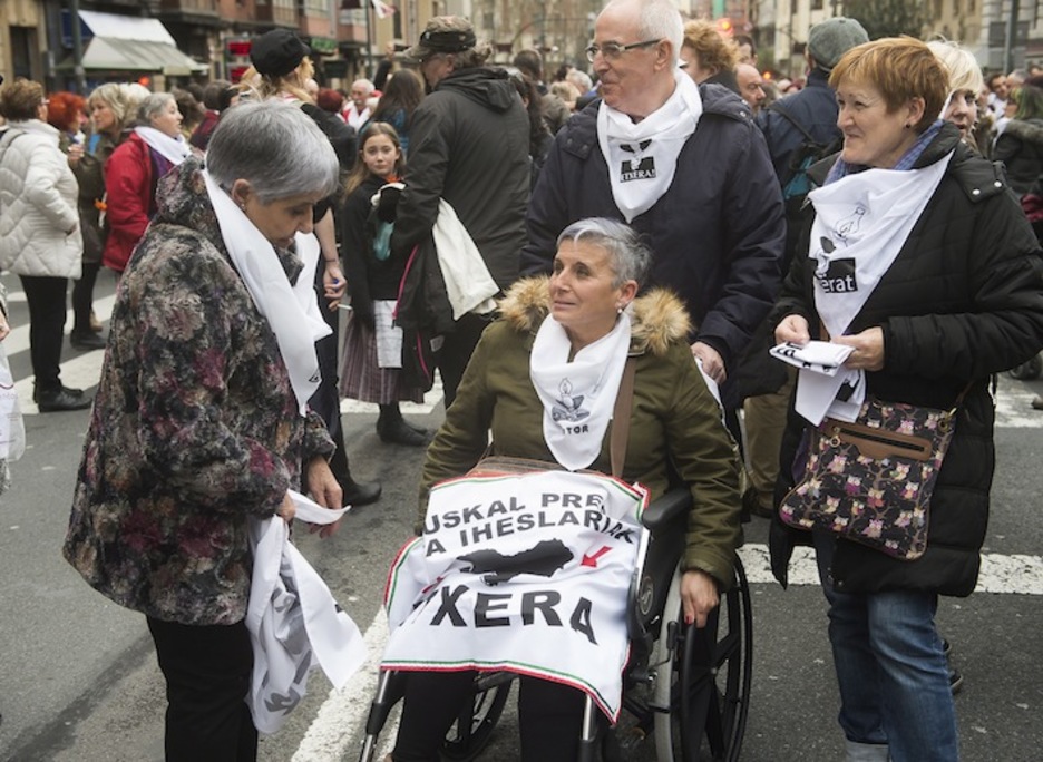 Integrantes de Etxerat conversan antes de la marcha. (ARGAZKI PRESS) Integrantes de Etxerat conversan antes de la marcha. (ARGAZKI PRESS)