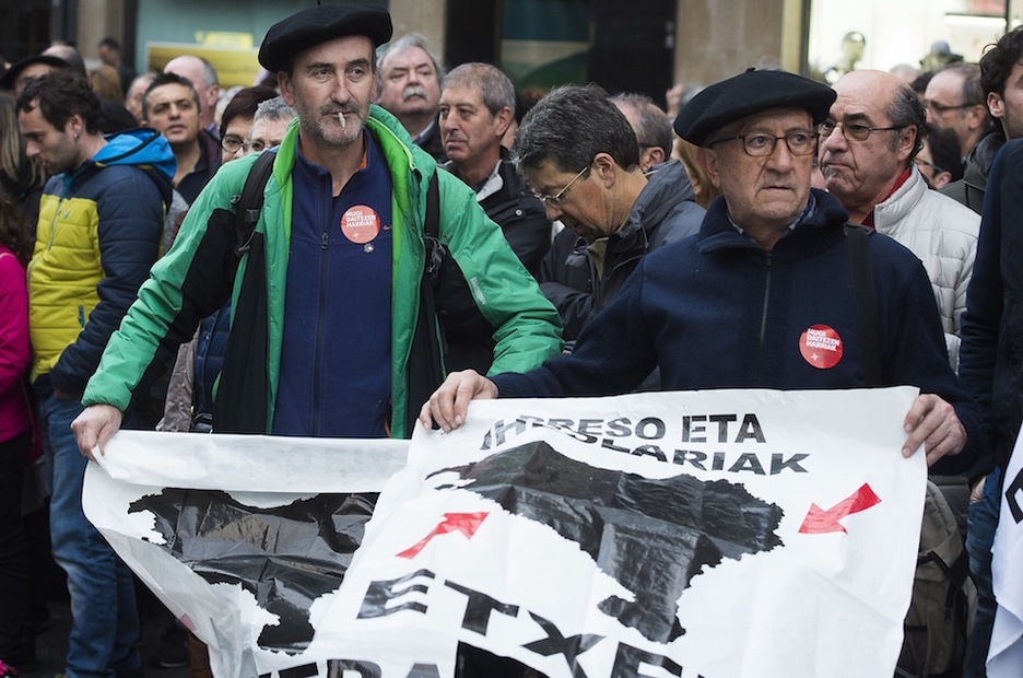 Banderolas por la repatriación. (ARGAZKI PRESS) Banderolas por la repatriación. (ARGAZKI PRESS)