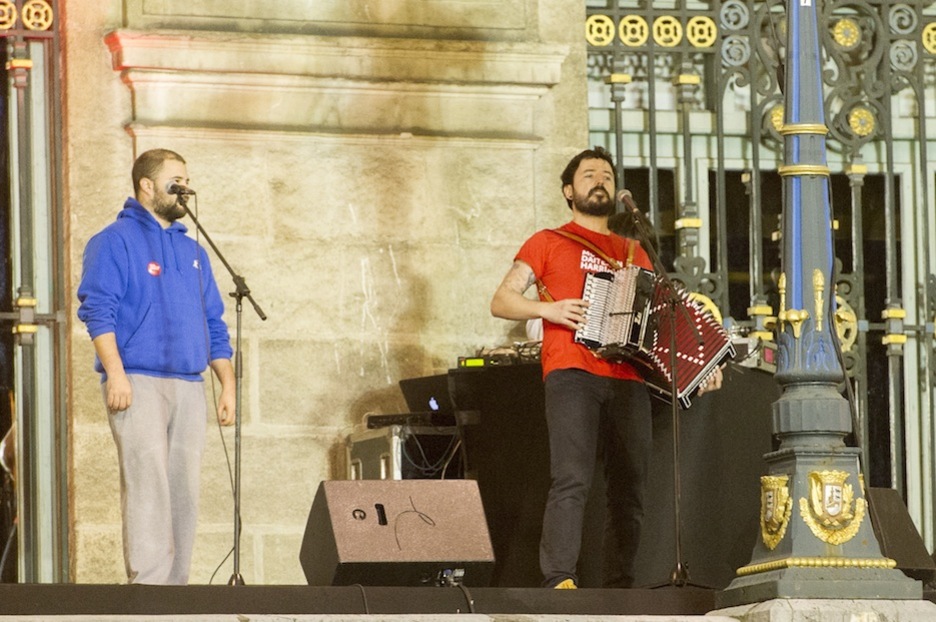 Xabi Solano ha cerrado el acto con su triki. (ARGAZKI PRESS) Xabi Solano ha cerrado el acto con su triki. (ARGAZKI PRESS)