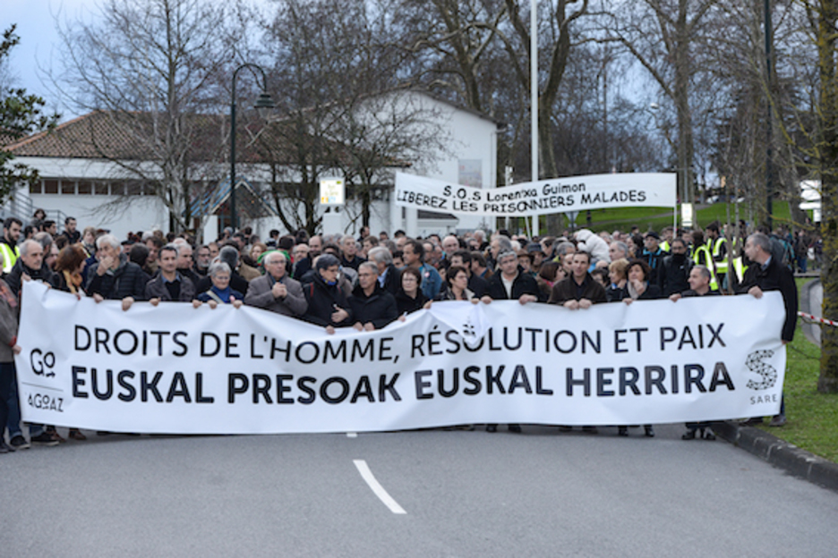 Une banderole demandait la libération de la détenue gravement malade Lorentxa Guimon. © Isabelle Miquelestorena