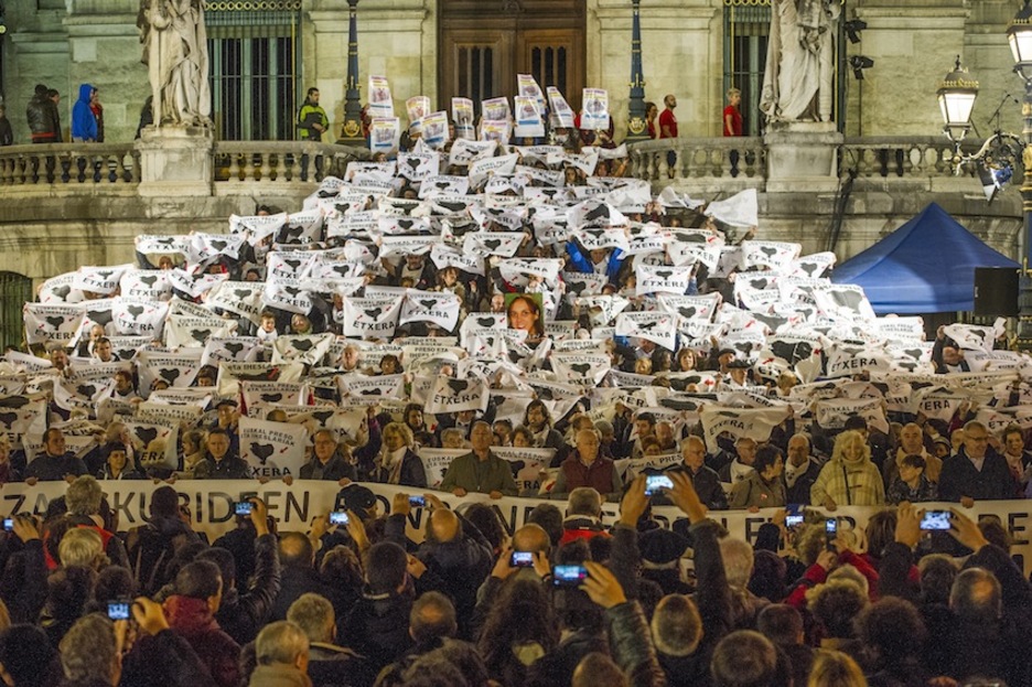 Los familiares de los presos, en las escalinatas del Ayuntamiento. (ARGAZKI PRESS) Los familiares de los presos, en las escalinatas del Ayuntamiento. (ARGAZKI PRESS)