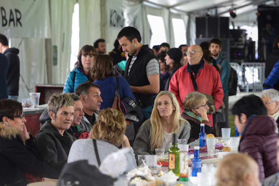 Dès l'après-midi, des milliers de personnes étaient à Bayonne. © Isabelle Miquelestorena
