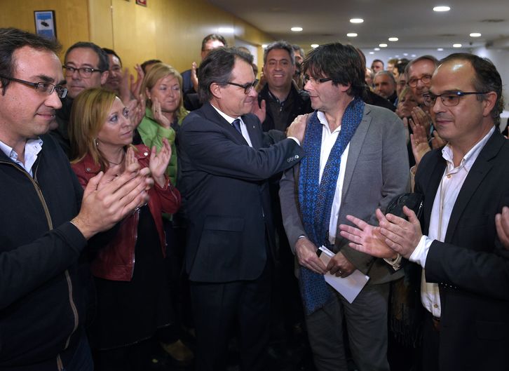 Mas y Puigdemont, en el centro. (Lluis GENE / AFP)