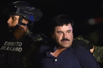 Joaquín ‘El Chapo’Guzmán, conducido por miembros del Ejército mexicano tras su arresto. (Omar TORRES/AFP)