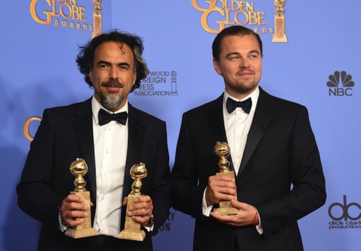 El cineasta mexicano Alejandro González Iñárritu posa con Leonardo Dicaprio. (Frederic J. BROWN/AFP)