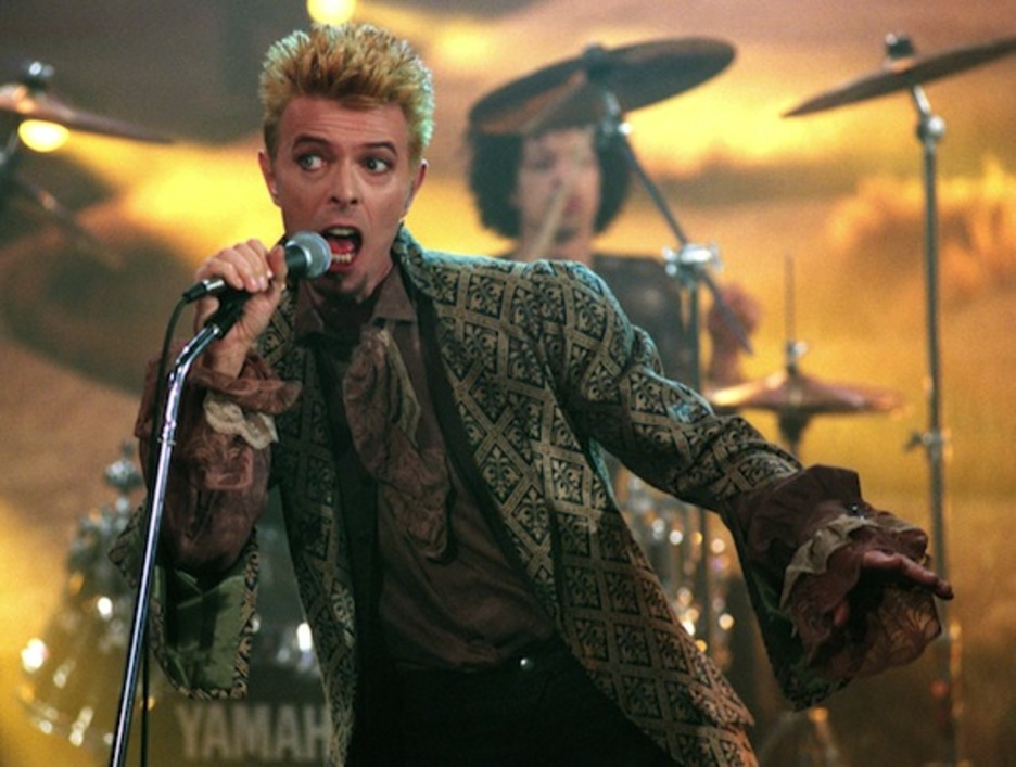 Bowie, camaleónico, en una actuación de 1997. (Ferdinand OSTROP/AFP)