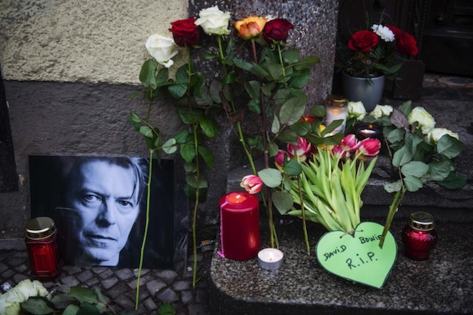 Recuerdos a David Bowie, a la entrada de su antigua casa en Berlín. (Odd ANDERSEN/AFP)