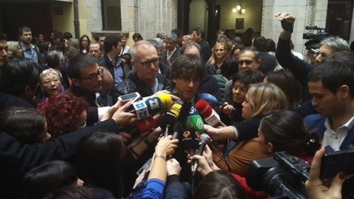 Carles Puigdemont, rodeado de periodistas, en el Ayuntamiento de Girona. (@alcalde_gi )