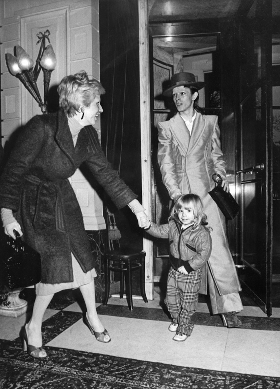 Con su mujer Angie y su hijo Zowie, en 1974 en Amsterdam, tras recibir un premio por ‘Ziggy Stardust’. (AFP)