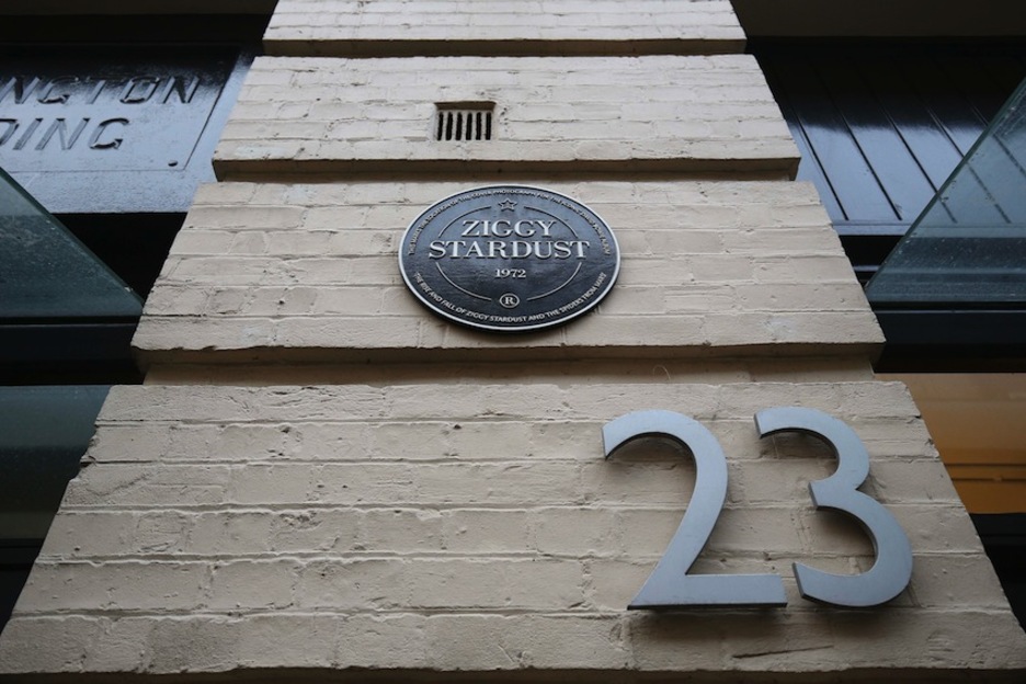 Placa colocada en el lugar que ilustra la portada de ‘Ziggy Stardust’, en el centro de Londres. (Justin TALLIS/AFP)