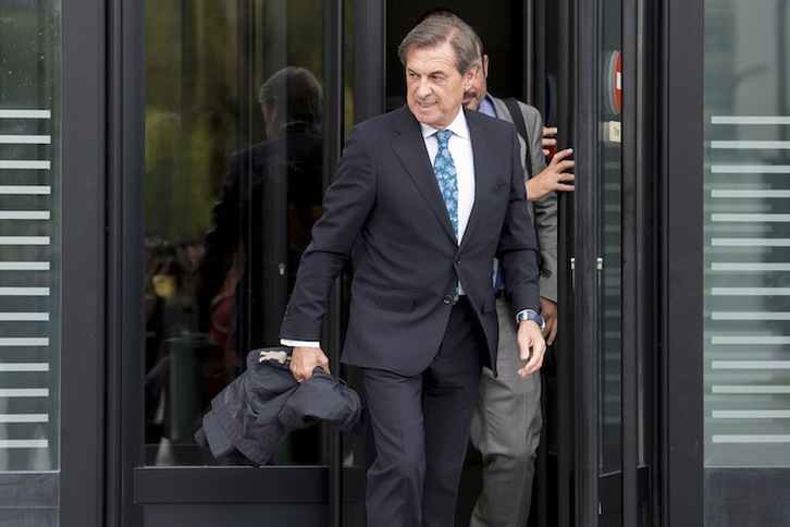 El expresidente de Osasuna Miguel Archanco, saliendo de los juzgados de Iruñea. (Iñigo URIZ / FOKU)