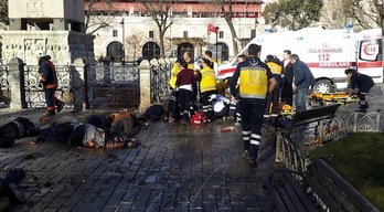 Los servicios de emergencia trabajan en el lugar de la explosión. (AFP)