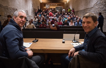 Josu Beaumont y Rufi Etxeberria en la charla ofrecida en Iruñea. (Jagoba MANTEROLA / ARGAZKI PRESS)