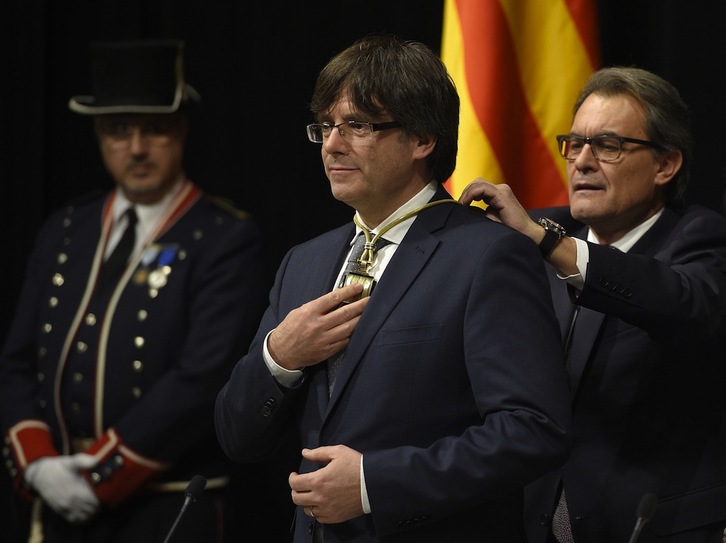 Carles Puigdemont al tomar posesión del cargo como president. (Lluis GENE / AFP)