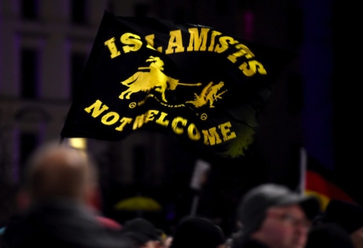 Bandera contra los islamistas en una protesta de Pegida. (Tobias SCHWARZ/AFP)